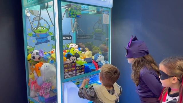 TODOS OS FILHOS DE TODOS OS VILÕES VÃO MORAR NA LOJA DE MÁQUINAS DE PEGAR PELÚCIAS E O IT APARECEU смотреть онлайн