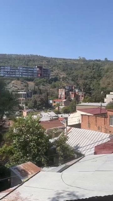 В ТБИЛИСИ ПЕКЛО +37! УЮТНЫЙ ГЕСТ ХАУС В СТАРОМ ГОРОДЕ И ВИДЫ НА ГОРЫ #shorts смотреть онлайн