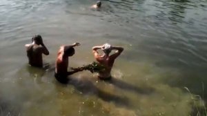 купание пацанов на речке