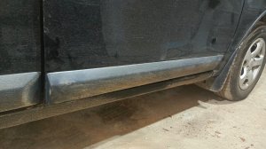 как снять накладку,молдинг пластиковый внизу двери,наружный Рено Сандеро 2013 год