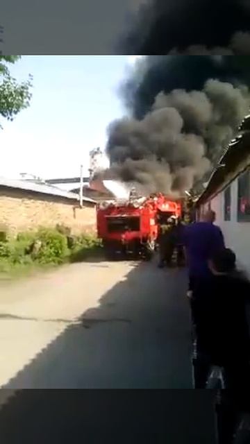 ПОЖАР!! В Караганде сгорел склад. Видео ЖЕЕСТЬ!!! 28.05.2016 смотреть онлайн