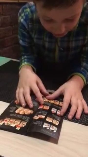 Малыш читает реп-меню ресторана смотреть онлайн