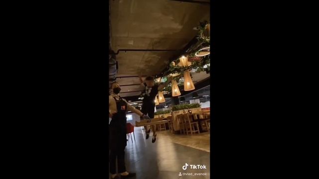 Ворвался в ресторан , паркур везде смотреть онлайн