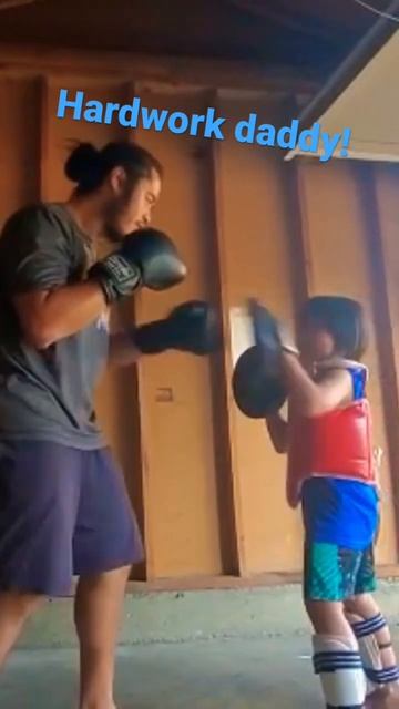 Teaching daddy how to box #shorts #boxing #training #hardwork #nopainnogain #punch #mitts смотреть онлайн