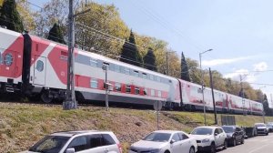 Электровоз 2ЭС4К-124 с двухэтажным поездом