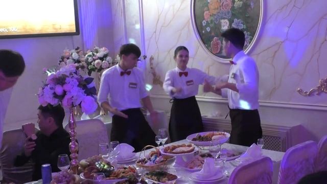 официанты танцуют #официант #танцы