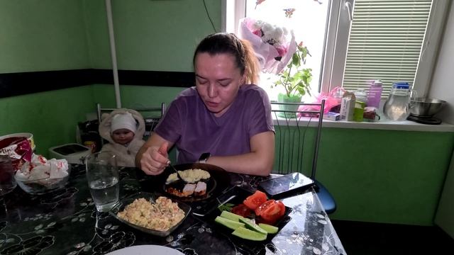 Мукбанг/обжор/оливье, пюре картофельное, стейк индейки по-Мексикански смотреть онлайн