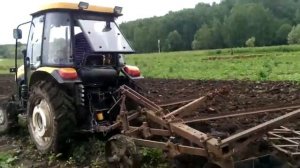 Трактор YTO-404 з 3-корпусним плугом