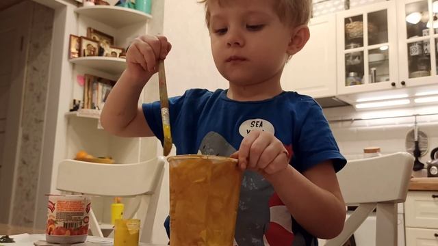 Коля расписывает посуду. Коля 3 года и 2 месяца. смотреть онлайн