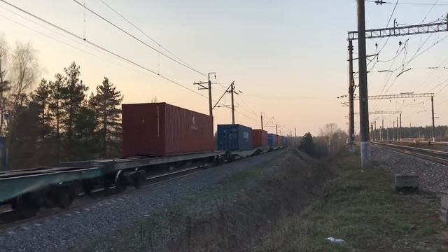 "Приветливый помощник!" 2ЭС6-775 с контейнерным поездом на бмо. смотреть онлайн