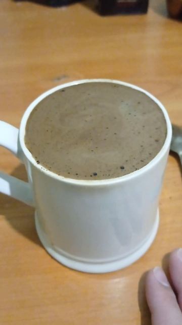 МЫ С МОЕЙ ДЕВУШКОЙ ПРОСНУЛИСЬ РАНО УТРОМ И ПЬЁМ ПРЕКРАСНЫЙ КОФЕ смотреть онлайн