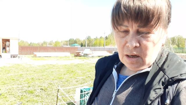 Мы в деревне, Грядки засыпаю Новой землёй, Так я за неделю не сделаю . смотреть онлайн