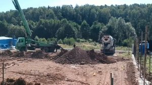 Заливаем фундамент по уровню земли. Перекопали весь участок.