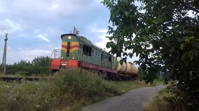 Маневровый тепловоз чмэ3-3829 "ИСПЫТАНИЯ" с 2-я наливными бочками. смотреть онлайн