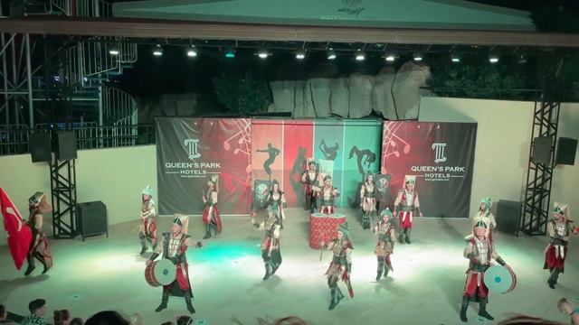 Танцевальное шоу в Queen’s Park le Jardin 8.7.21 смотреть онлайн