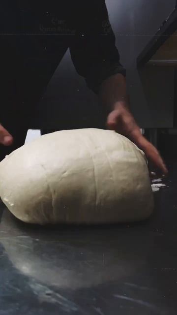 Работаю над тестом для пиццы! Результат🔥#тестодляпиццы #тесто #ресторан #шефповар #рецепты #shorts смотреть онлайн