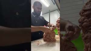 Насаживание мясо на вертеле для шаурмы маринадом