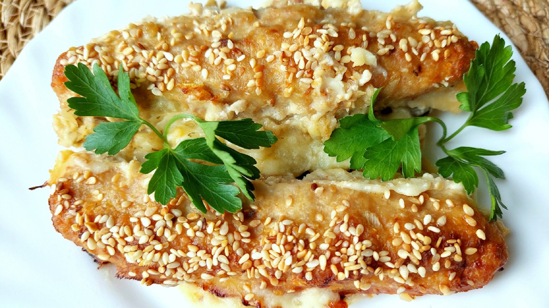 Колбаски с кунжутом, запечённые на сырном картофельном пюре. Подача с овощным салатом с черемшой. смотреть онлайн