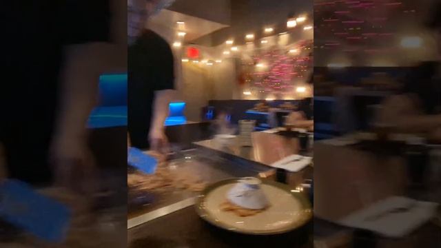 Ужин с друзьями в японском ресторане Hibachi Momo смотреть онлайн