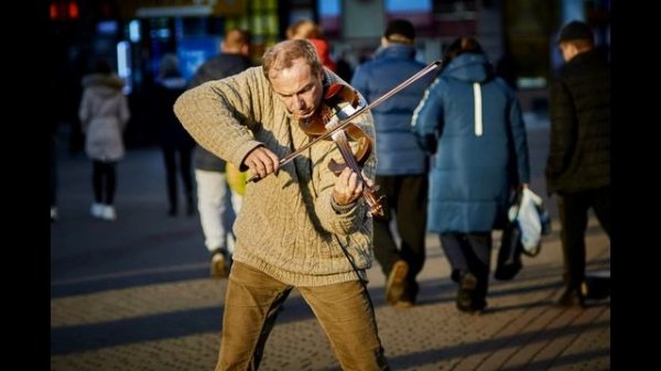 Вышел на арену ресторана, нищий и оборванный скрипач \ ein mittelloser und zerlumpter Geiger