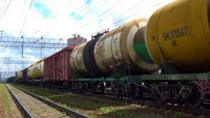 Тепловоз ЧМЭ3Э-6236 с грузовым поездом, проследует станцию Железнодорожная