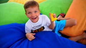 Где азбука? Марк находит буквы