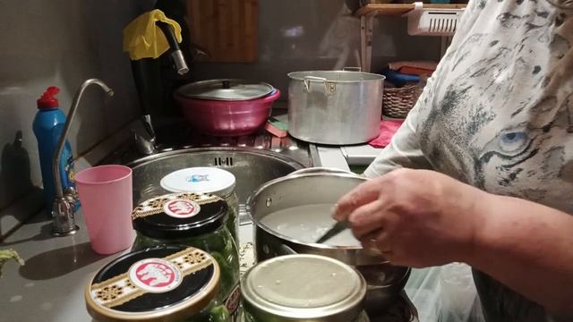 ЗАКРЫВАЮ КАБАЧКОВУЮ ИКРУ, ОЧЕНЬ ВКУСНАЯ /ОГУРЧИКИ ПО ДРУГОМУ УЖЕ РЕЦЕПТУ👍 смотреть онлайн