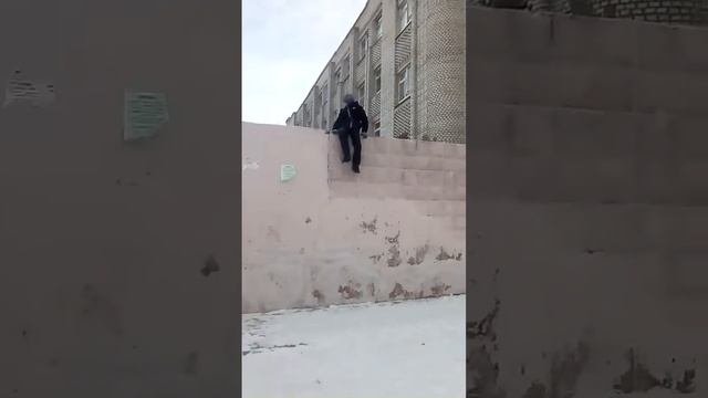 Мой друг спрыгнул с пристройки школы