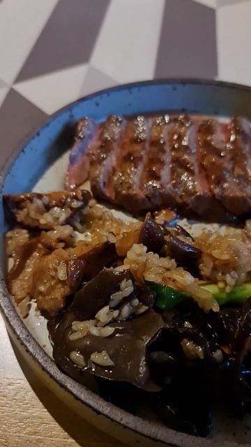 Говяжий стейк с грибами Шиитаке в азиатском стиле #новосибирск #вкуснаяеда #вкусно #drknol смотреть онлайн