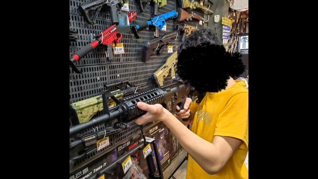 First time going to am Airsoft Store (M4A1 Airsoft) смотреть онлайн