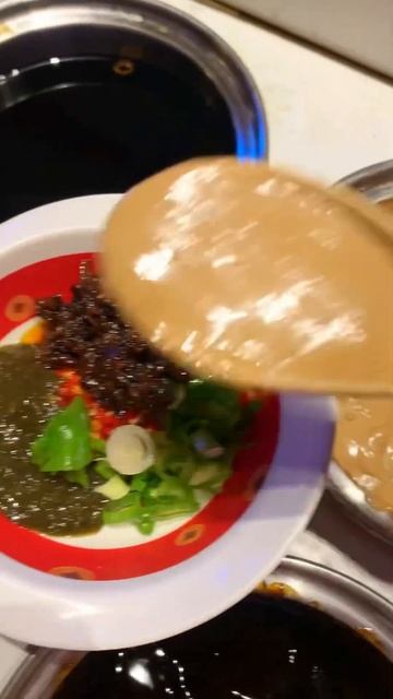 Встретились с друзьями за горячей кастрюлькой еды 🥘 смотреть онлайн