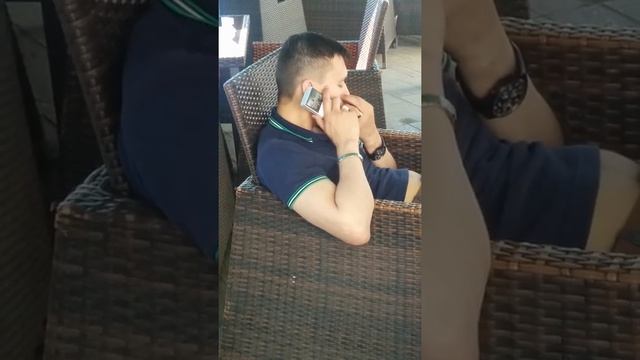 Пьяный пытается дозвониться по пачке сигарет смотреть онлайн