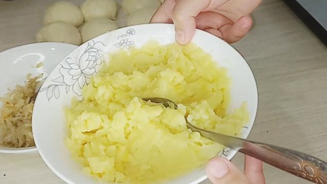 Пирожки  из картошки  с  капустой