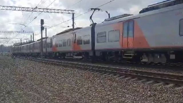 ЭС2Г-043 "Ласточка" сообщением Светлогорск-2 - Зеленоградск- Новый выезжает с Пионерского Курорта смотреть онлайн