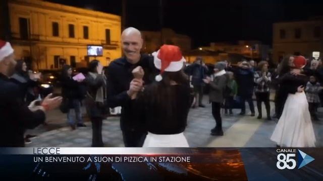24 dicembre 2018 Lecce Un benvenuto a suon di pizzica in stazione смотреть онлайн