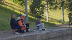 ЛОВЛЮ на СОЛЕНЫЙ ОГУРЕЦ и МЕТЛУ! ПРИТВОРИЛСЯ новичком НА РЫБАЛКЕ! И ПОЙМАЛ ЖЕЖ! Рыбаки в афиге:)