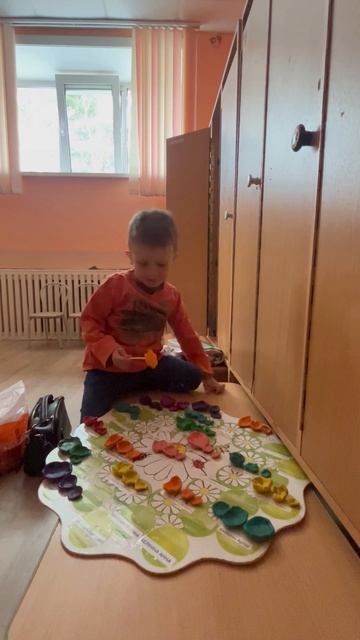 Володя показывает поделки с занятия в детском саду. 3 тарелочки из пластилина. Володе 3,8 года. смотреть онлайн