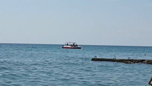 Отдых в Сочи. Чёрное море. Пляж Чкаловский. Адлер. Курортный городок. 4 июля 2024 г. смотреть онлайн