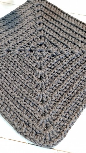 Угловые прибавки в квадратном мотиве ,связанного из шнура .