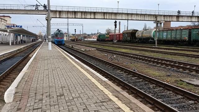 Дизель-поїзд Д1-717/688 "Гребінка-Шевченко" на станції Черкаси і привітна локомотивна бригада смотреть онлайн