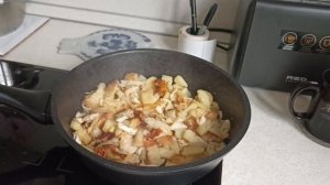 А на ужин картошка и пирог.