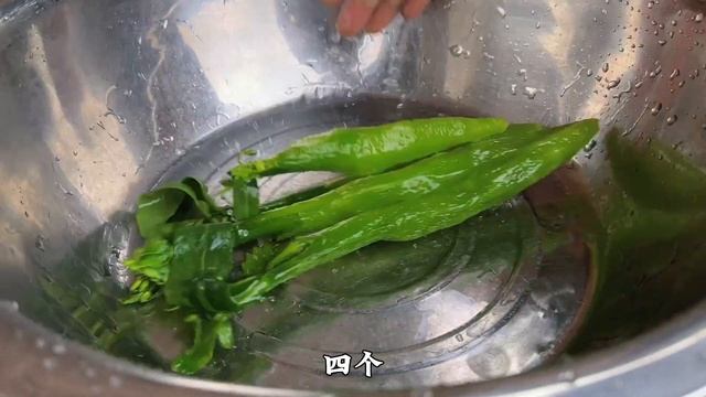 湖南大山的冬天，大清早全部被冻住，冬宝扯鸡腿菜炒腊肉，真好吃 смотреть онлайн