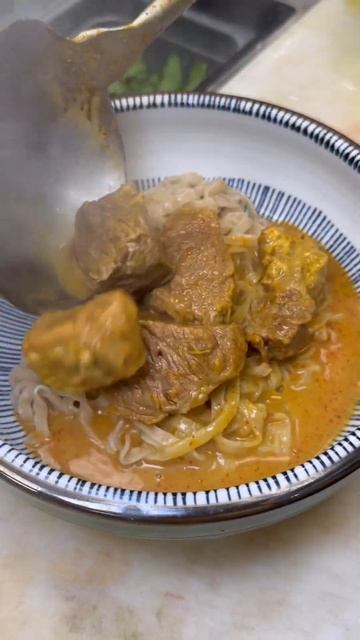 Have you tried Kao Soi? Thai-style beef noodle soup! #thaifood #noodles смотреть онлайн