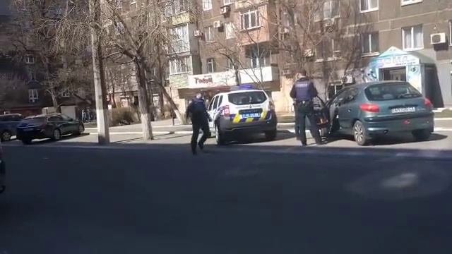 Забрали камеру,удалили запись и вытащили из машины смотреть онлайн