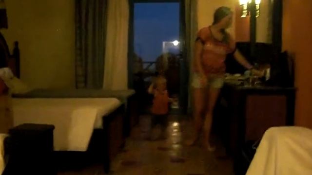 Артём в номере отеля Faraana Heights Resort .