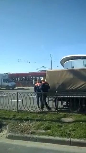 В Казани горит трамвай. смотреть онлайн