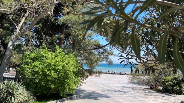 Ялта. Памятник Горькому. Приморская набережная. Отель "Ореанда". Зонтики.16.04.25. Крым.Crimea.Yalta смотреть онлайн