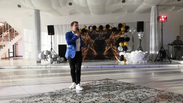Дмитрий Крыков - Ходит песенка по кругу. Выпускной. Самара, 12.07.2024 #ведущий #самара #выпускной смотреть онлайн