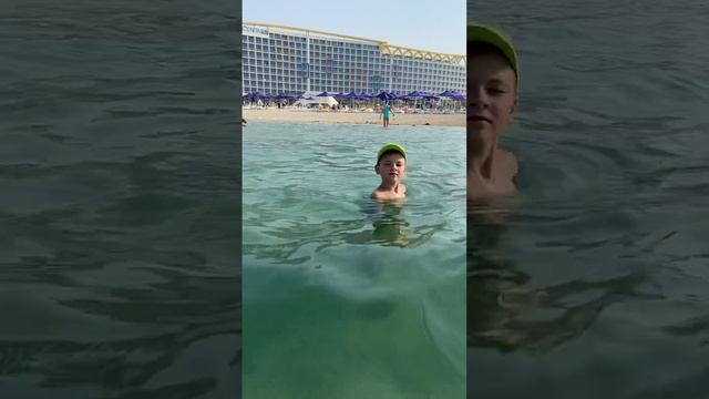 Очень тёплая вода в Дубаи, Centara Mirage Beach Resort смотреть онлайн