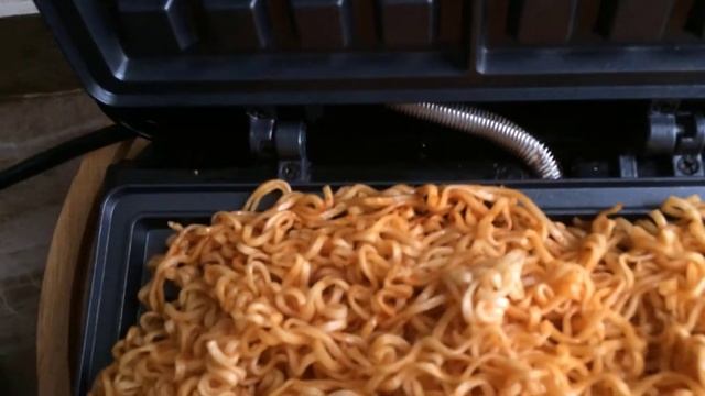 make noodles with a waffle maker#waffle machine hack와플 기계에서 국수#ramen#noddles смотреть онлайн